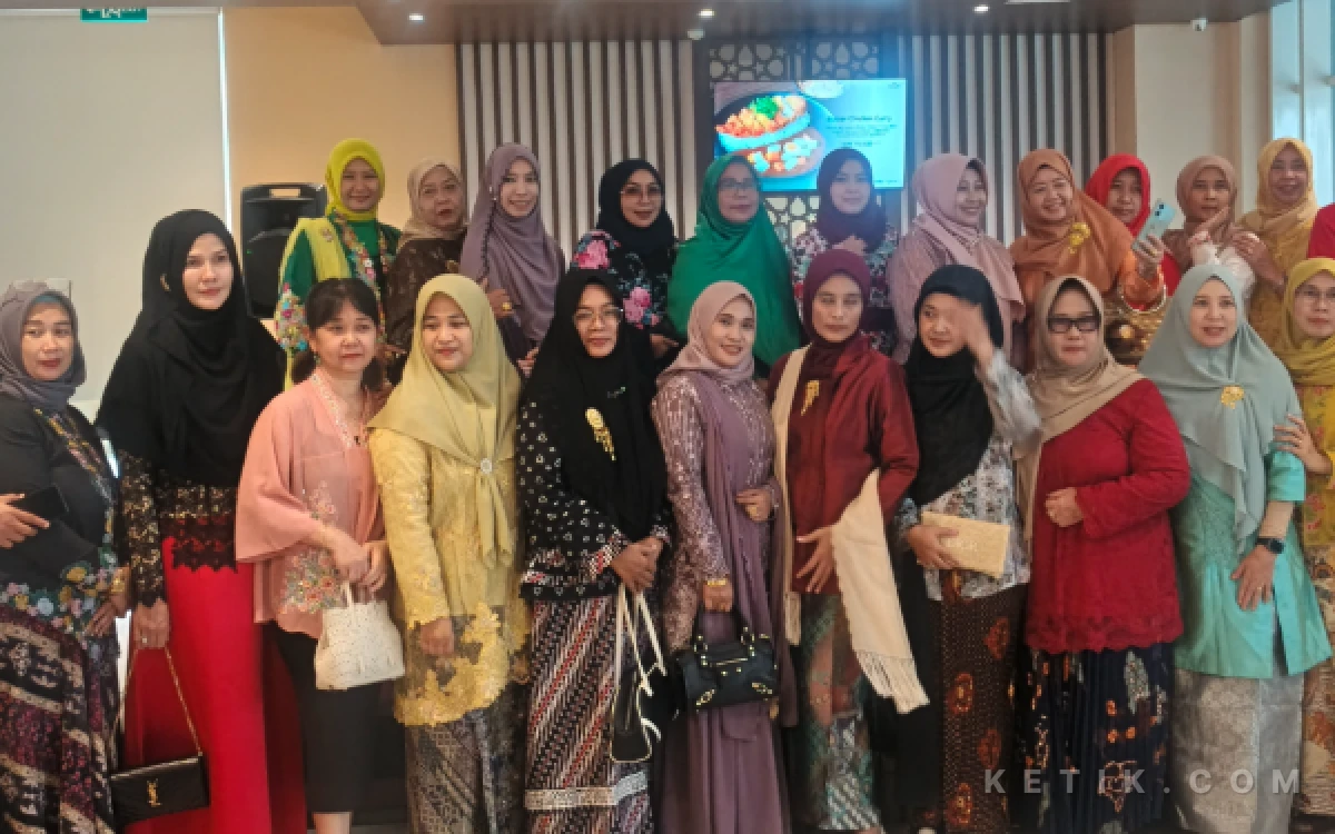 Thumbnail Berita - Hari Kartini 2026, Emak Emak Gresik Antusias Ikuti Live Cooking di Hotel Santika