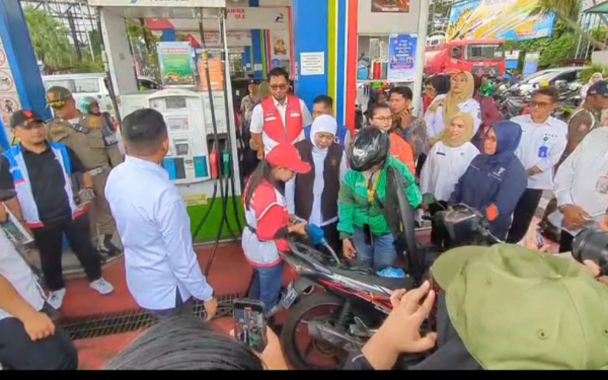 Thumbnail Berita - Semangat Hari Kartini, Gubernur Khofifah Bagikan BBM Gratis dan Paket Sembako Kepada Ojol di Kota Malang