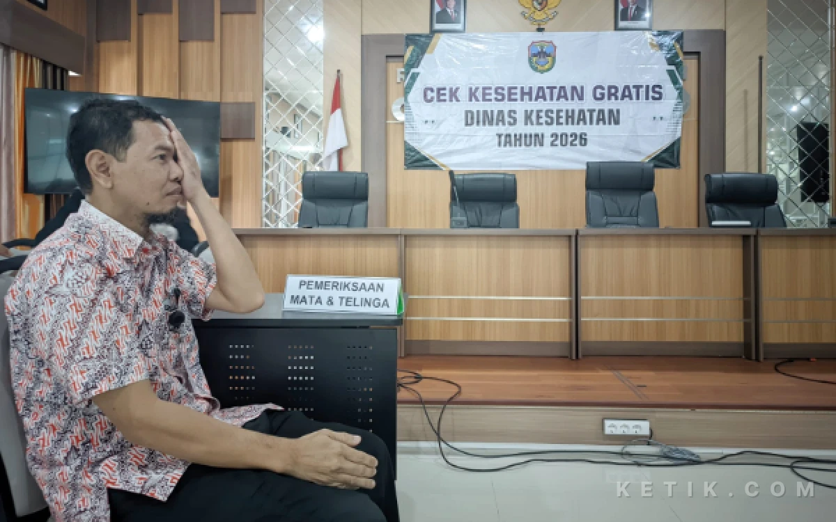 Foto Sesi pemeriksaan mata dan telinga dalam cek kesehatan gratis di ruang pertemuan lantai 3, Rabu, 22 April 2026. (Foto: Al Ahmadi/Ketik.com)