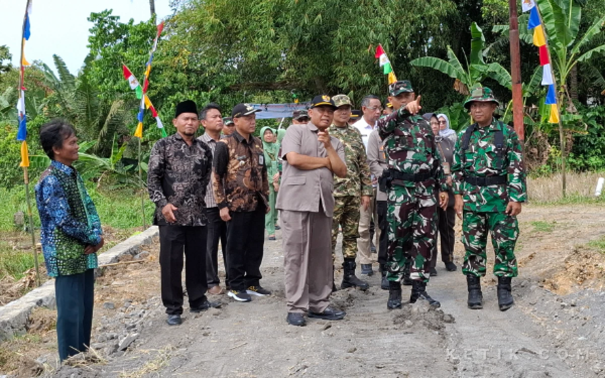 Foto Tinjauan lapangan pembangunan infrastruktur TMMD Sengkuyung Tahap II Koim 0732/Sleman di Kalurahan Sendangrejo, Minggir, Sleman. Sinergi TNI dan Pemkab Sleman memastikan proyek berjalan sesuai target demi kesejahteraan masyarakat. (Foto: Fajar R/Ketik.com)