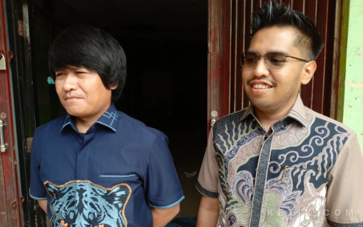 Foto Kuasa Hukum tergugat, Reinhard Richard A. Wattimena (Kanan), saat memberikan keterangan kepada awak media usai sidang pemeriksaan setempat (PS) sengketa aset UBD di kawasan Palembang Square, Rabu 22 April 2026. (Foto: M Nanda/Ketik.com)