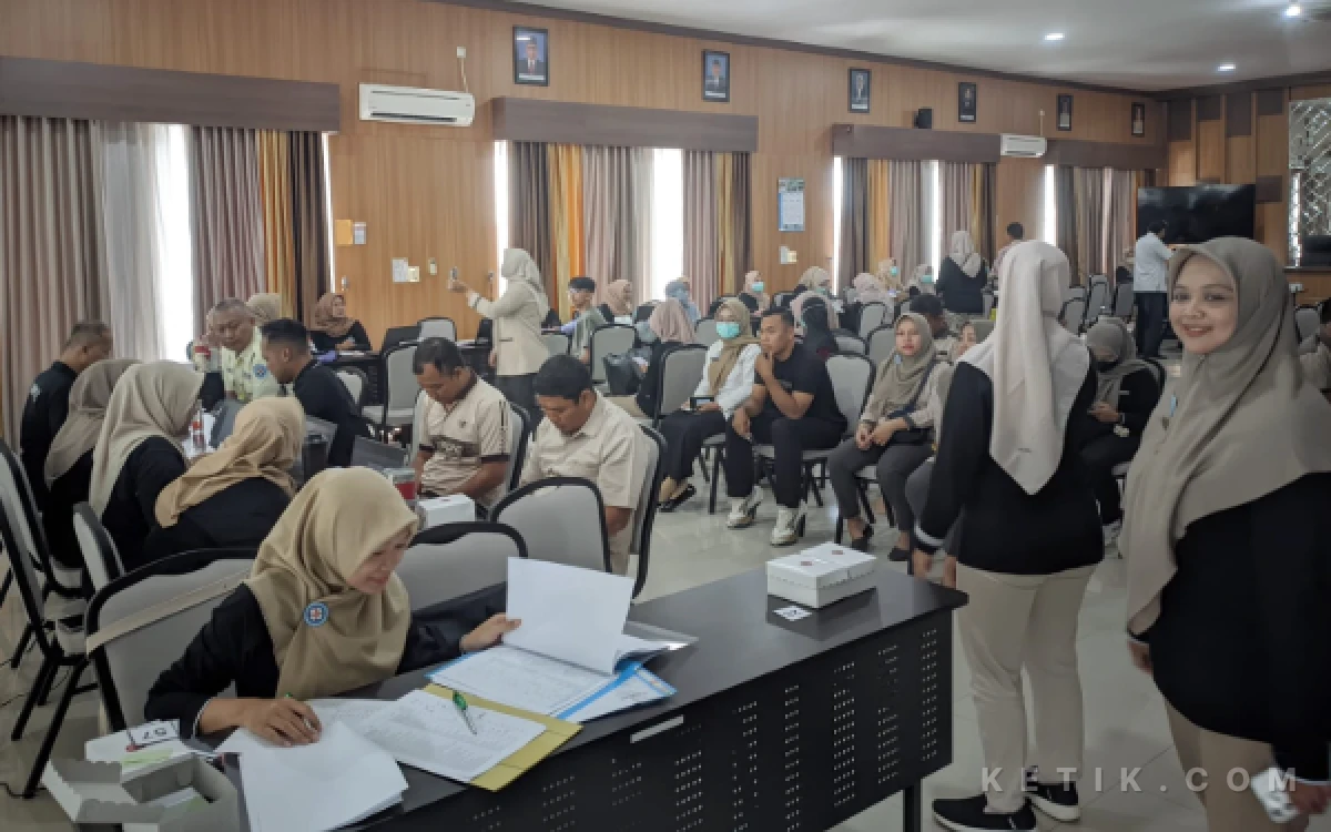 Foto Ratusan tenaga kesehatan RSUD dr. Darsono Pacitan saat mengantre mengikuti cek kesehatan gratis di ruang pertemuan lantai 3, Rabu, 22 April 2026. (Foto: Al Ahmadi/Ketik.com)