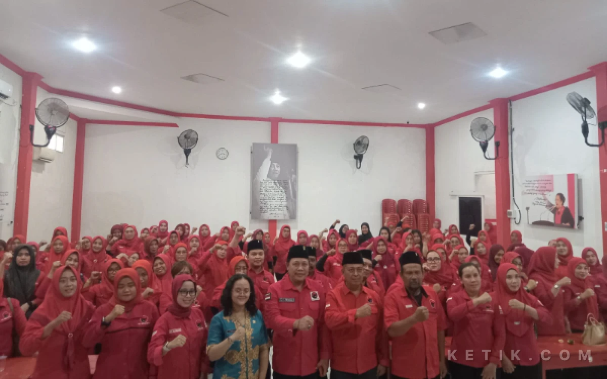 Foto Ketua DPC PDI Perjuangan Bojonegoro, Bambang Sutriyono, foto bersama  pengurus dan anggota (foto  sukiman ketik.com)