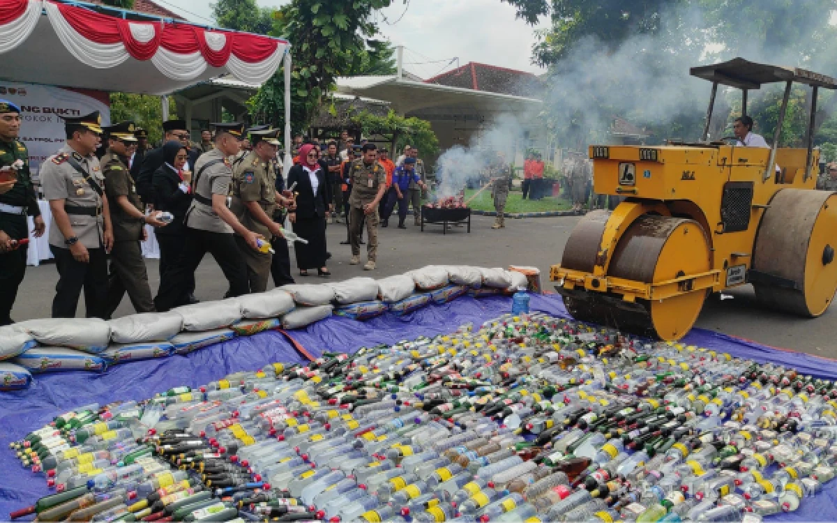 Foto Pemusnahan miras ilegal di halaman Pemkab Kediri, Rabu 22 April 2026. (Foto : aan for Ketik)