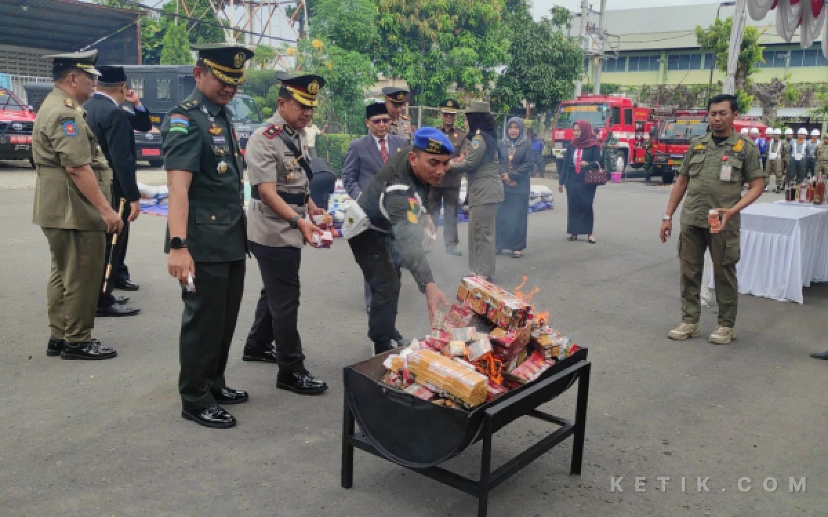 Thumbnail Berita - Pemkab Kediri Musnahkan Ribuan Rokok Ilegal dan Miras Hasil Operasi Gabungan