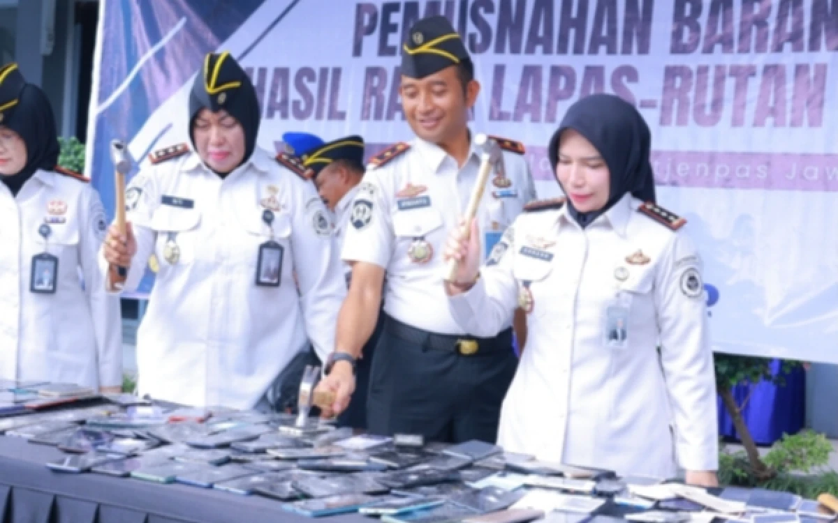 Thumbnail Berita - Lapas Perempuan Malang Musnahkan Ratusan HP Hasil Razia, Perkuat Sinergi Antinarkoba