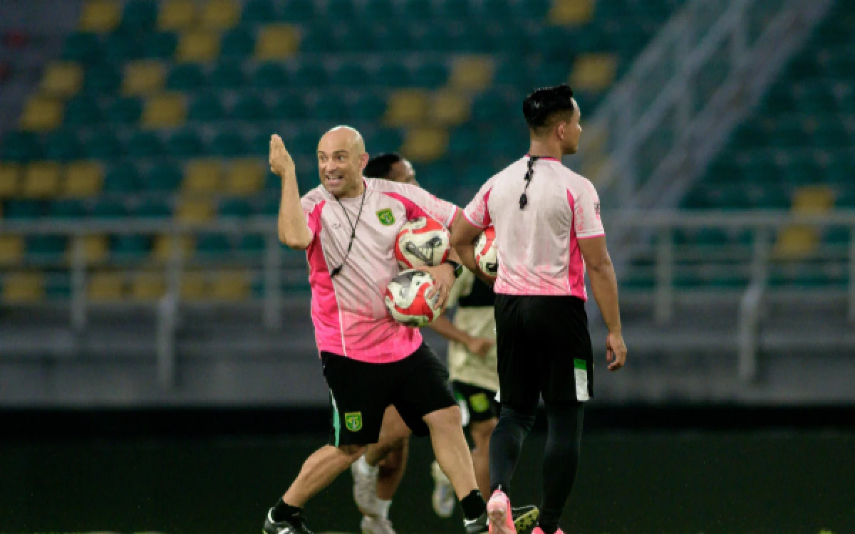 Thumbnail Berita - Lelah Kalah! Persebaya Target Menang Lawan Malut di Stadion Kie Raha