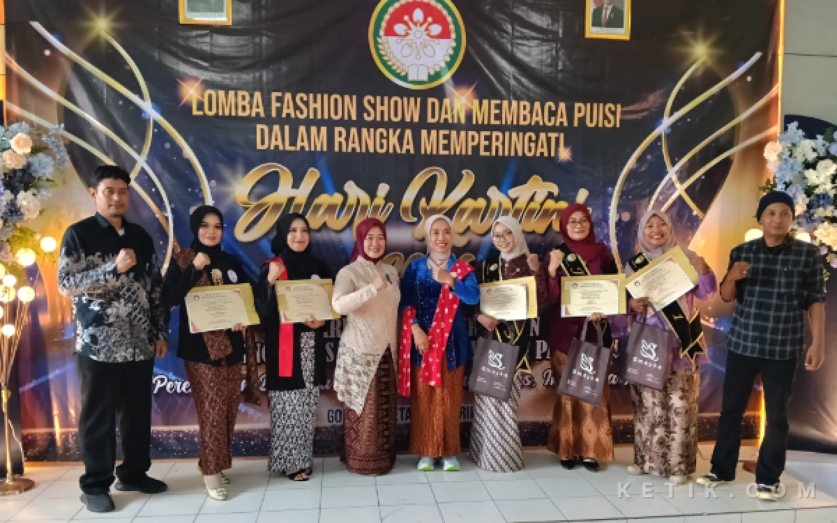 Foto Pemberian penghargaan kepada para pemenang pada lomba fashion show dan baca puisi pada peringatan Hari Kartini 2026 oleh DWP Cabdindik Wilayah Pasuruan. (Foto: Yuni Ernawati)