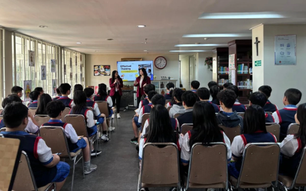 Foto Progam Pengabdian kepada Masyarakat oleh Universitas Ciputra Surabaya dengan menggandeng SMA Gloria 2 Surabaya dan Happy Family School (Foto: Humas Universitas Ciputra Surabaya)