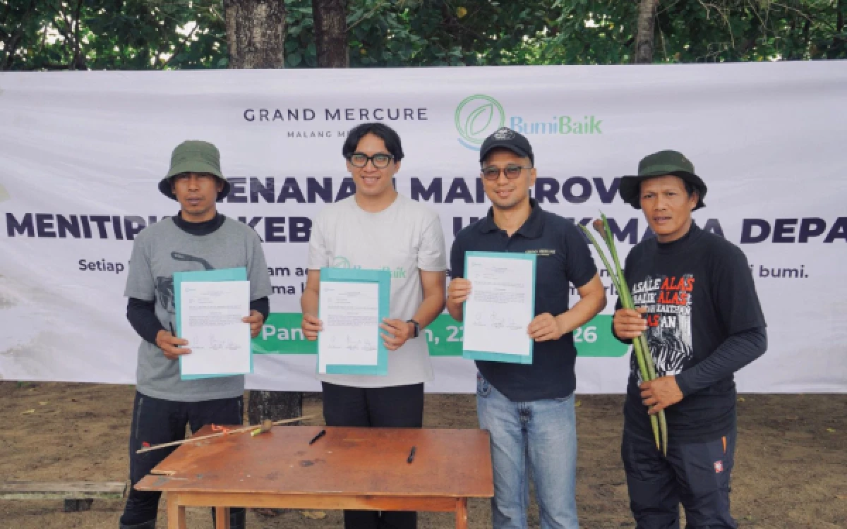 Thumbnail Berita - Peringati Hari Bumi 2026, Grand Mercure Malang Mirama Tanam Mangrove di Pantai Tamban