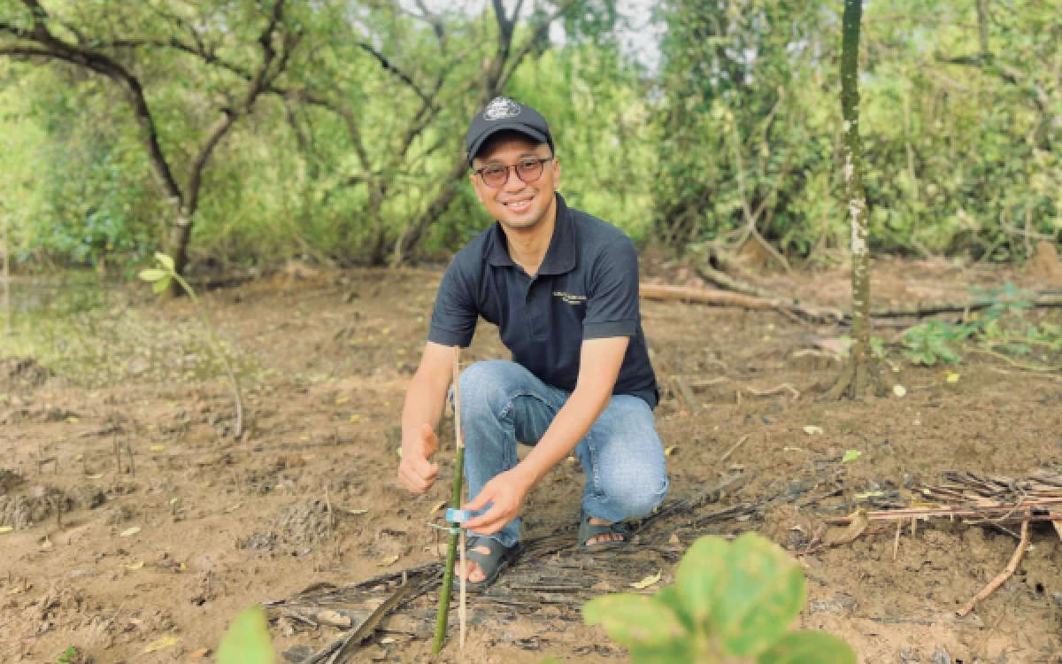 Foto Sugito Adhi, Cluster General Manager Grand Mercure Malang Mirama dan Mercure Surabaya Grand Mirama ikut serta dalam penanaman 60 bibit mangrove di kawasan pesisir Pantai Tamban, Desa Tambakrejo, Kabupaten Malang. (Foto: Grand Mercure Malang Mirama for Ketik.com)