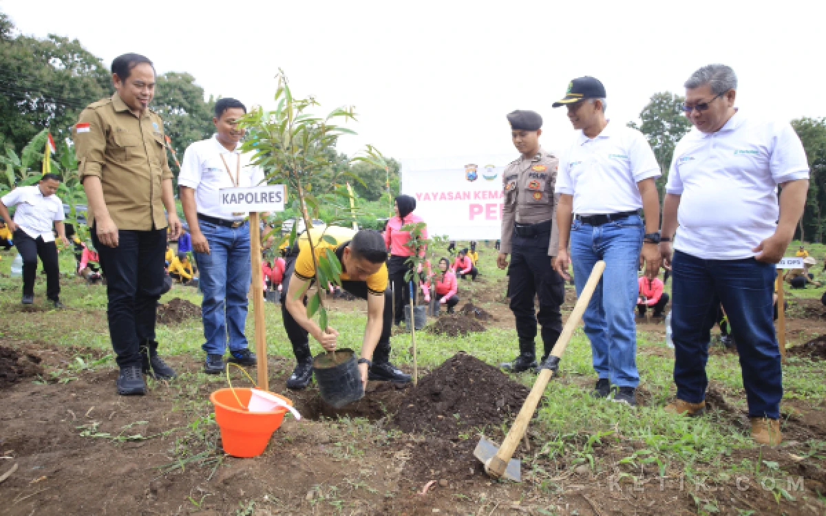 Thumbnail Berita - Polres Madiun Tanam 2.250 Pohon di Hari Bumi 2026, Perkuat Pelestarian Hutan