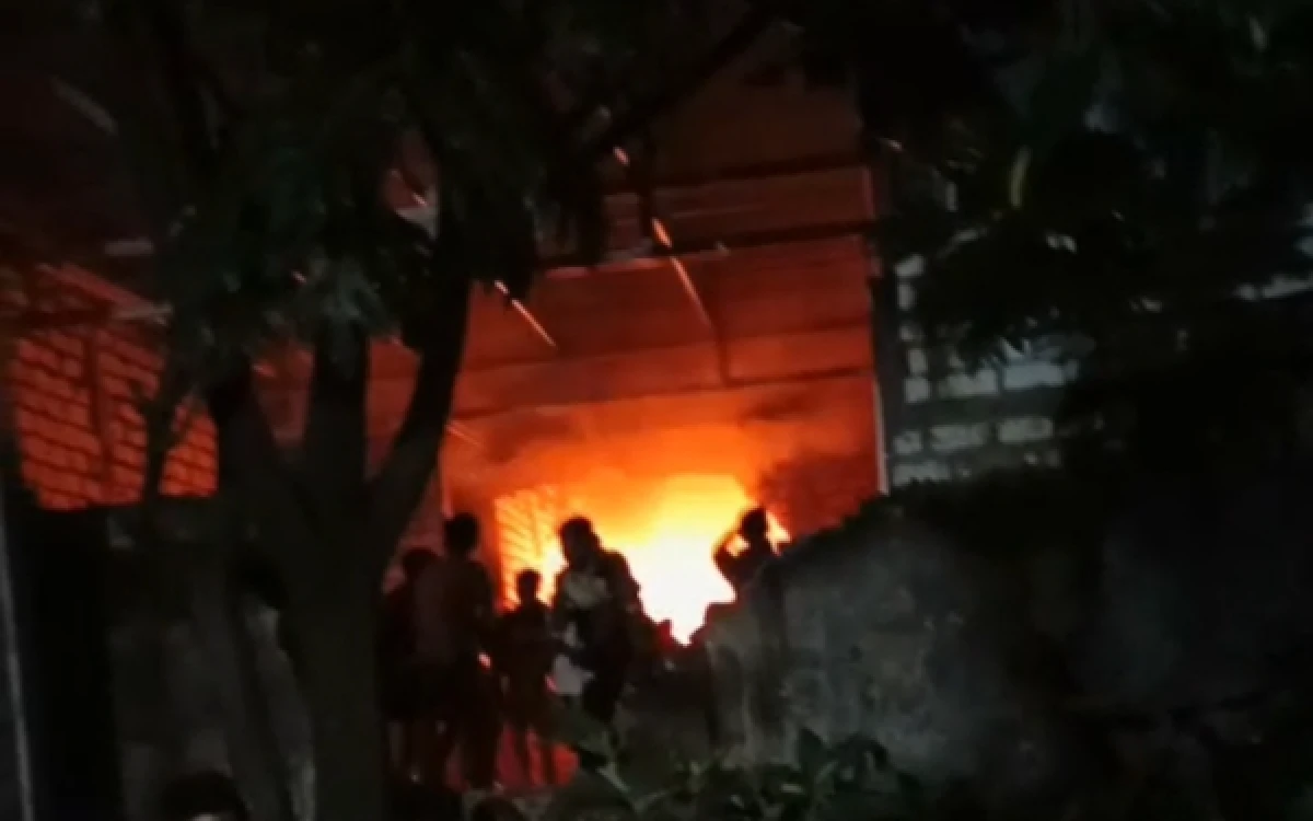 Thumbnail Berita - Pasar Baru Tuban Kembali Dilalap Si Jago Merah, 41 Kios Hangus Terbakar