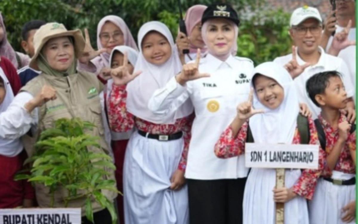 Thumbnail Berita - Rayakan Hari Bumi, "Emak-Emak" Kendal Sulap Sampah Jadi Pohon dan Tabungan Emas