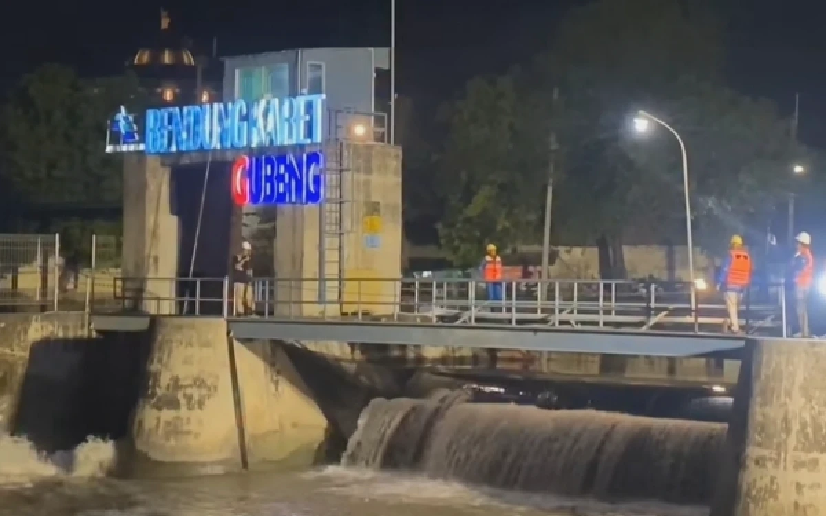 Thumbnail Berita - Flushing Bendung Karet Gubeng Rampung, Jaga Keawetan Material dan Kapasitas Aliran