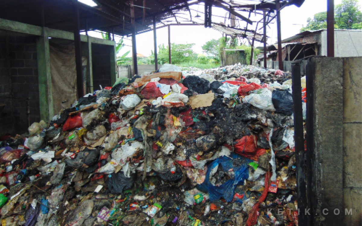 Foto Kondisi sampah di TPST Terungkulon, Krian, saat masih terbengkalai. (Fathur Roziq/Ketik.com)