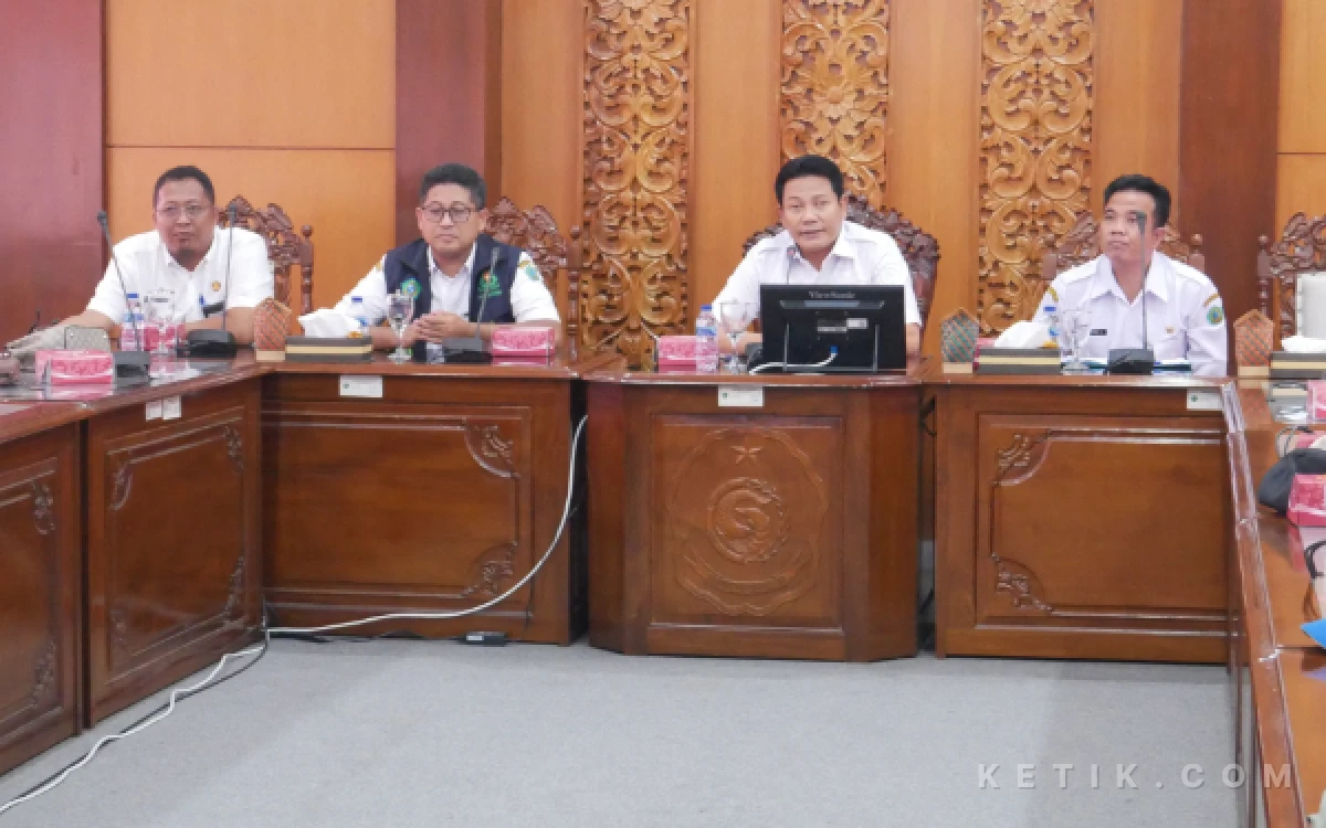 Foto Bupati memimpin rapat untuk terkait TPST di Desa Kebaron dan Kepadangan, Tulangan; serta TPTS Desa Ketegan, Tanggulangin, di Kantor Bupati Sidoarjo pada Rabu (22 April 2226). (Foto: Chandra/Kominfo Sidoarjo)
