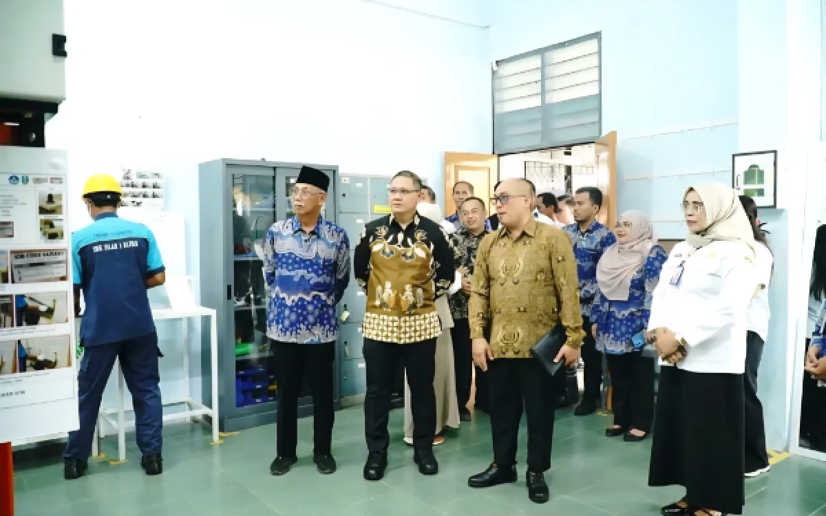 Thumbnail Berita - Usai Gebyar PBD 2026, Kadindik Jatim Tinjau Kelas Industri Dojo Daihatsu di SMK 1 Islam Blitar