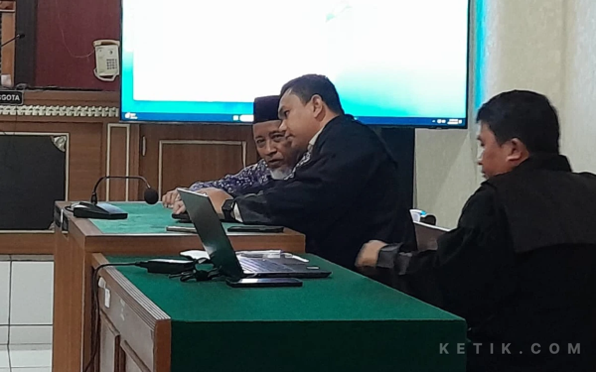 Foto Mantan Bupati Sleman, Sri Purnomo (kiri), didampingi penasihat hukumnya, saat mengikuti persidangan di Pengadilan Tipikor Yogyakarta, Kamis, 23 April 2026. (Foto: Lik Is for Ketik.com)