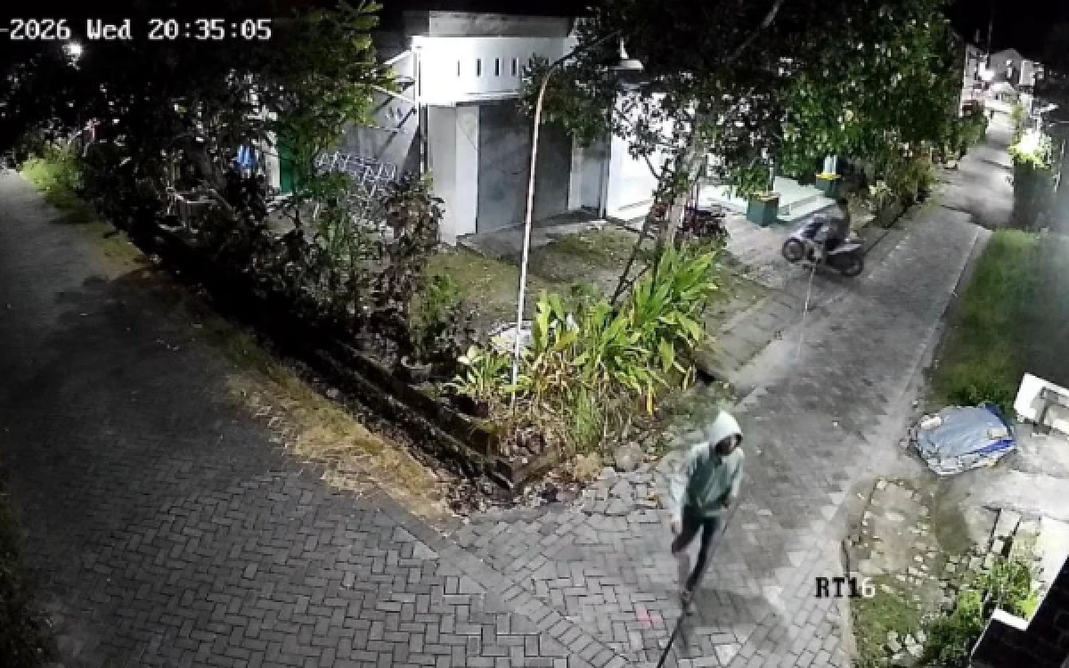Thumbnail Berita - Santai Banget! Komplotan Maling Terekam CCTV Dorong Motor Milik Warga Desa Bungah Gresik