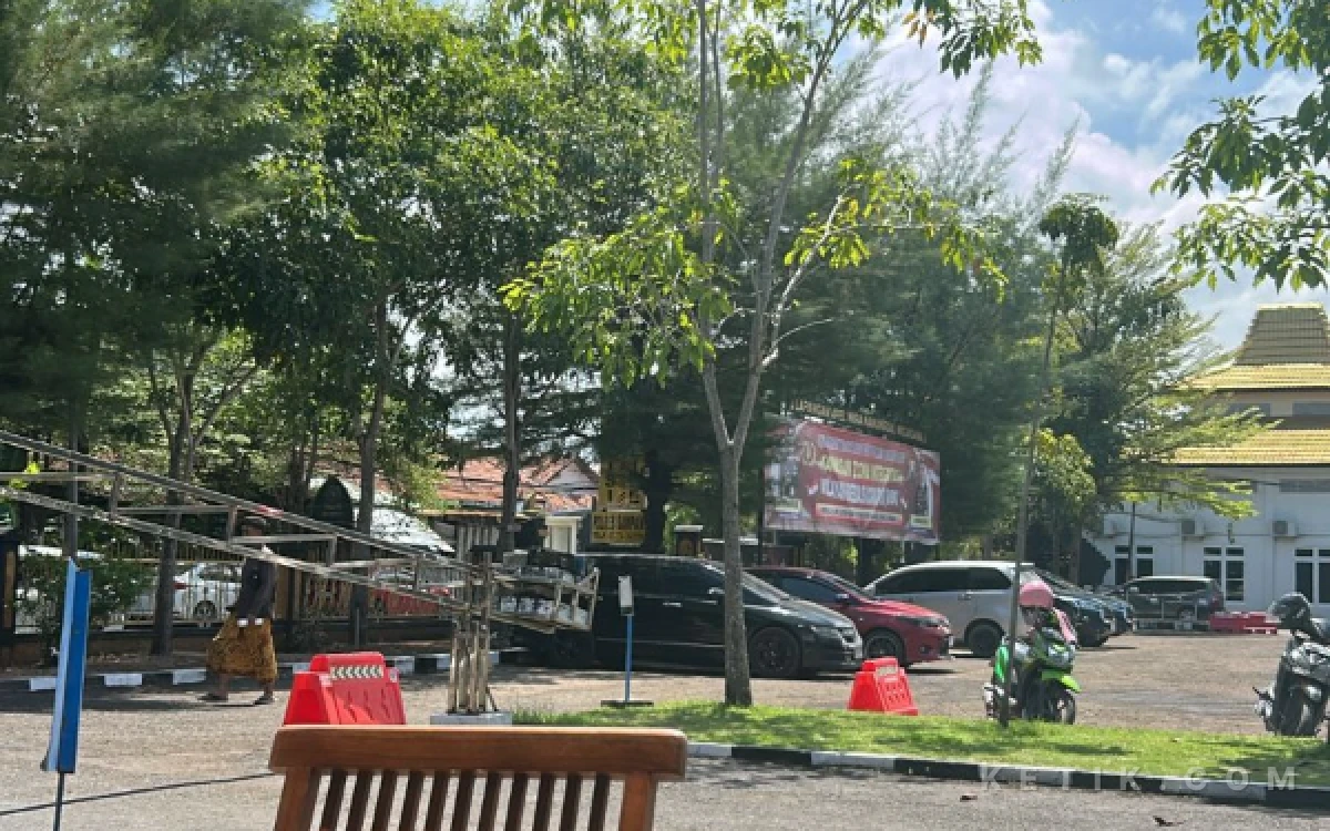 Foto Beberapa mobil orang yang diduga dipanggil KPK ke Polres sampang (Foto : Foto: Taufik For Ketik.com)