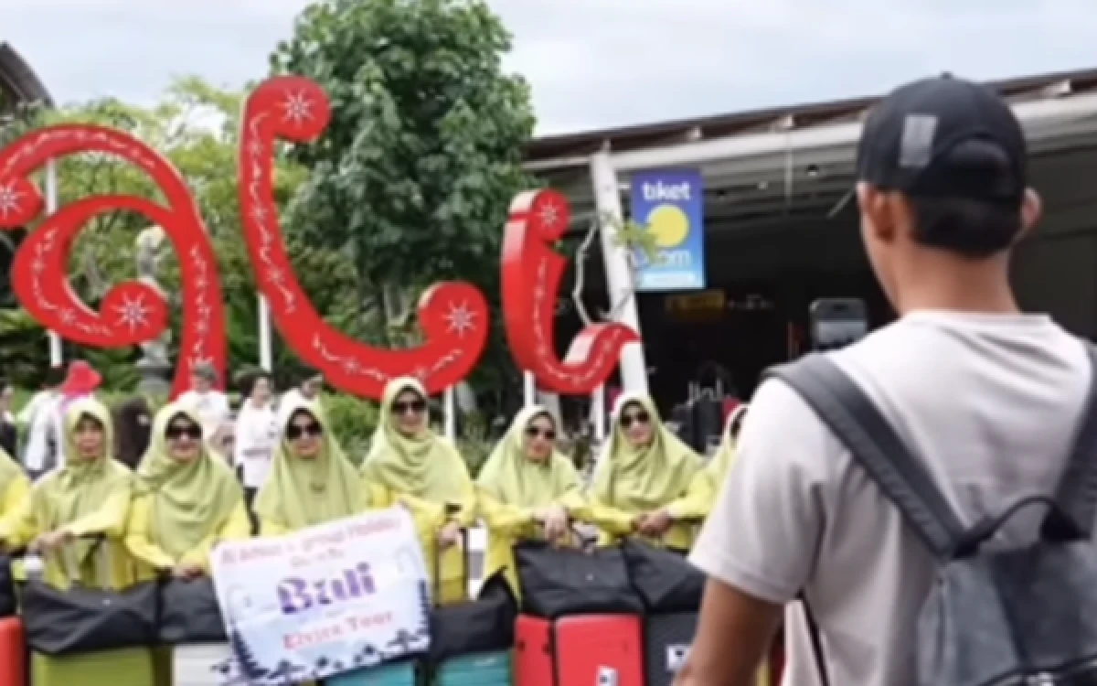 Foto Rizky Ridho sedang memfoto ibu-ibu di Bandara Ngurah Rai ( Screnshot : Instagram Arsiptimnas)