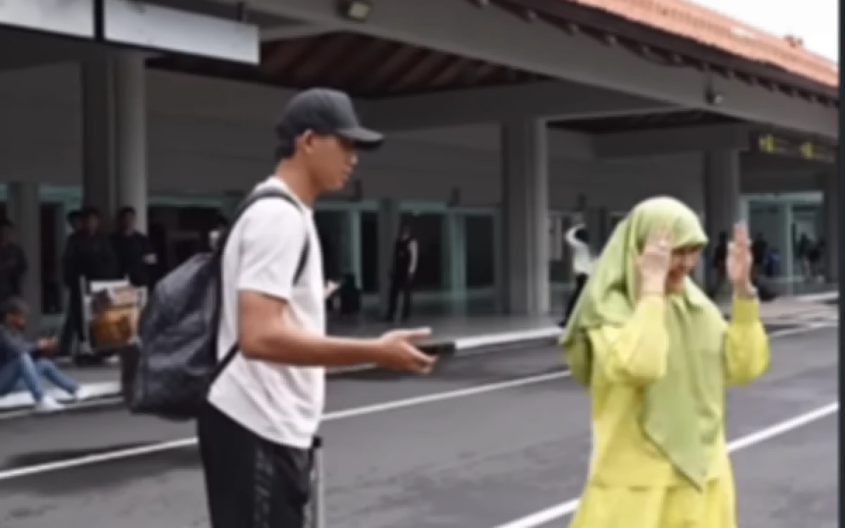 Thumbnail Berita - Momen Tak Terduga, Rizky Ridho Jadi Fotografer Dadakan untuk Emak-emak