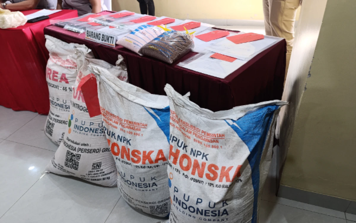Foto Barang bukti penyimpangan alokasi dan perdagangan pupuk bersubsidi di Mapolda Sumsel, Kamis 23 April 2026 (Foto : Yola/Ketik.com