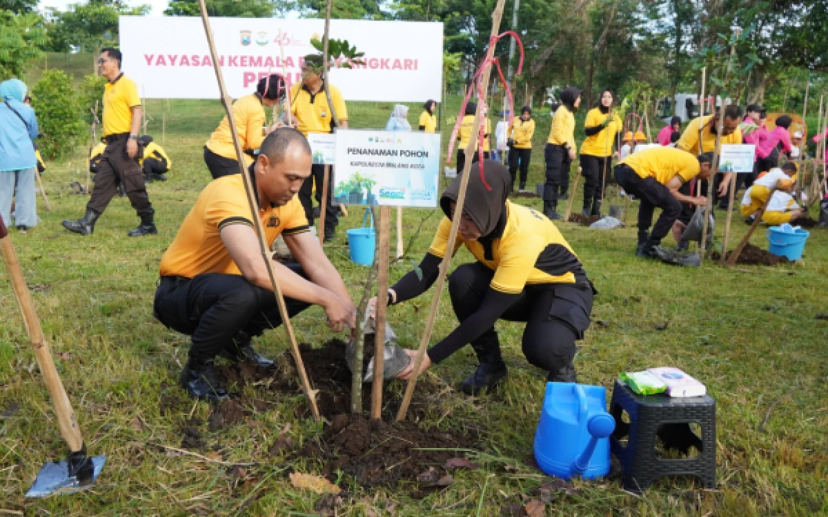 Thumbnail Berita - Peringati Hari Bumi, Polresta Malang Kota Tanam 250 Pohon di TPA Supit Urang