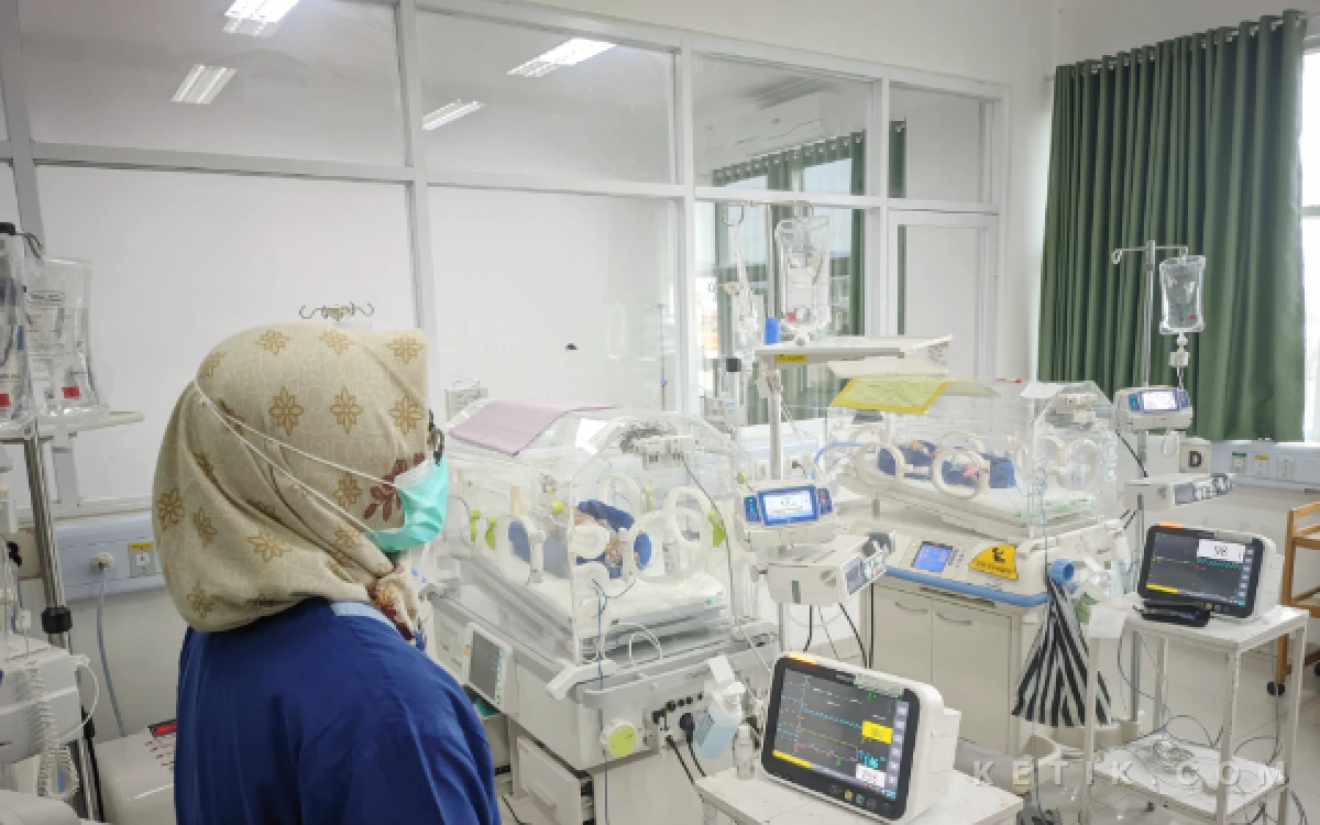 Foto Kepala Ruang NICU RSUD dr Darsono Pacitan, Ery Dwi Indaryani saat menunjukkan fasilitas perawatan bayi intensif di ruang Flamboyan Lantai 2, Kamis, 23 April 2026. (Foto: Al Ahmadi/Ketik.com)