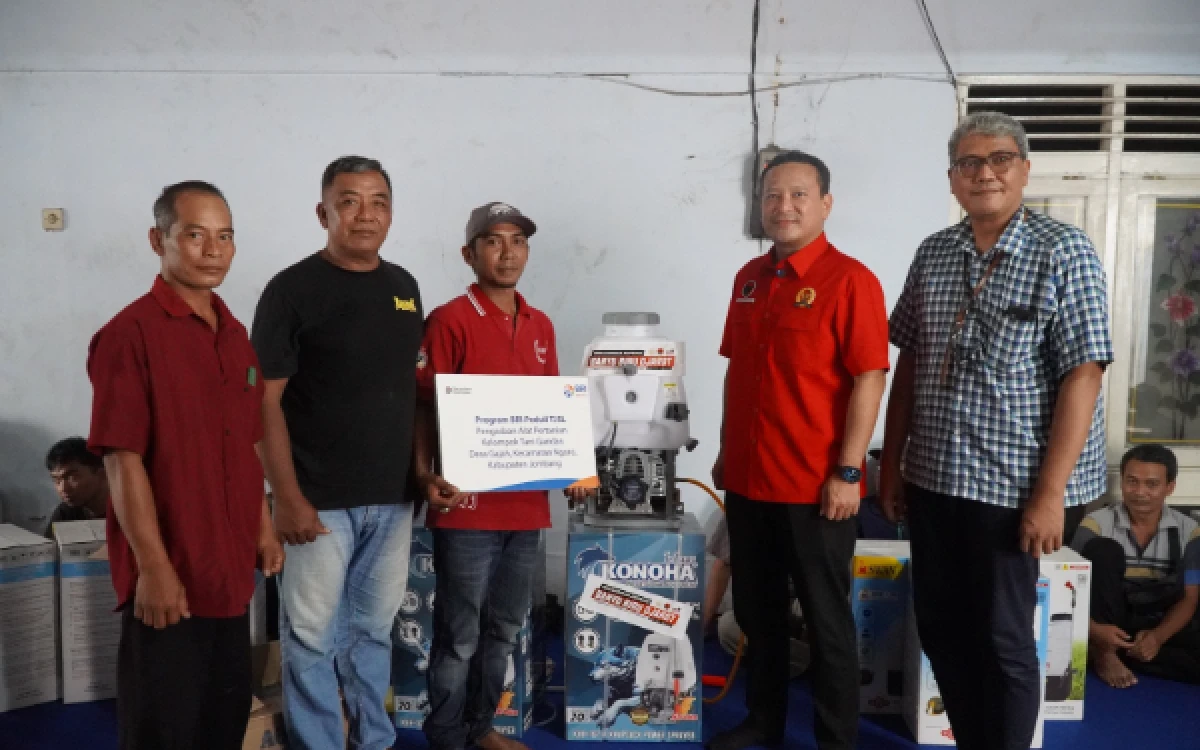 Thumbnail Berita - Dorong Ketahanan Pangan, BRI Jombang Bagikan 189 Alat Semprot ke Petani