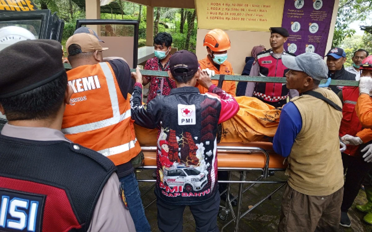 Thumbnail Berita - Identitas Mayat di Jembatan Cangar Terungkap, Polisi Dalami Penyebab Kematian