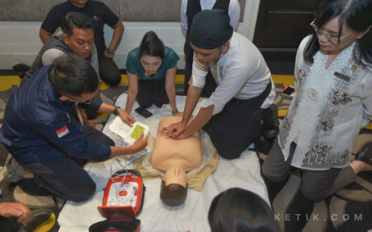 Thumbnail Berita - Tingkatkan Standar Keselamatan, Puluhan Karyawan Hotel di Surabaya Dibekali Keahlian Pertolongan Pertama