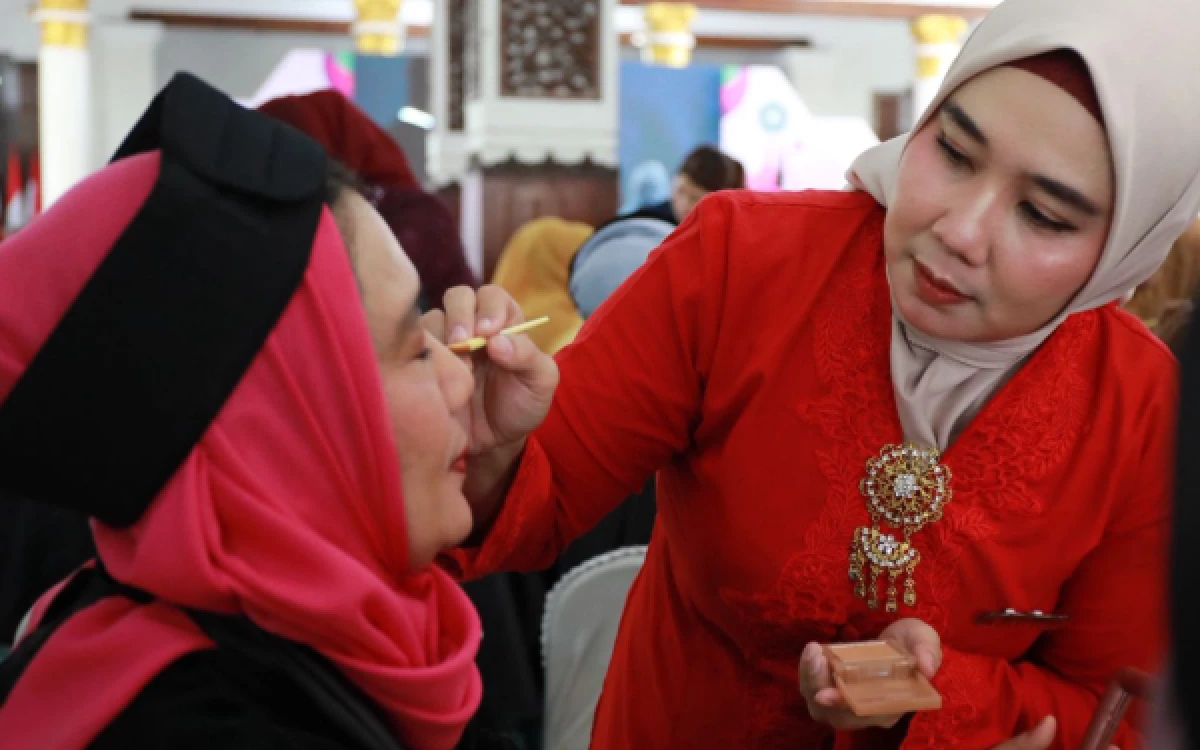 Foto Praktik beauty class saat peringatan Hari Kartini di Pendopo Delta Wibawa pada Rabu (22 April 2026). (Foto: Kominfo Sidoarjo)