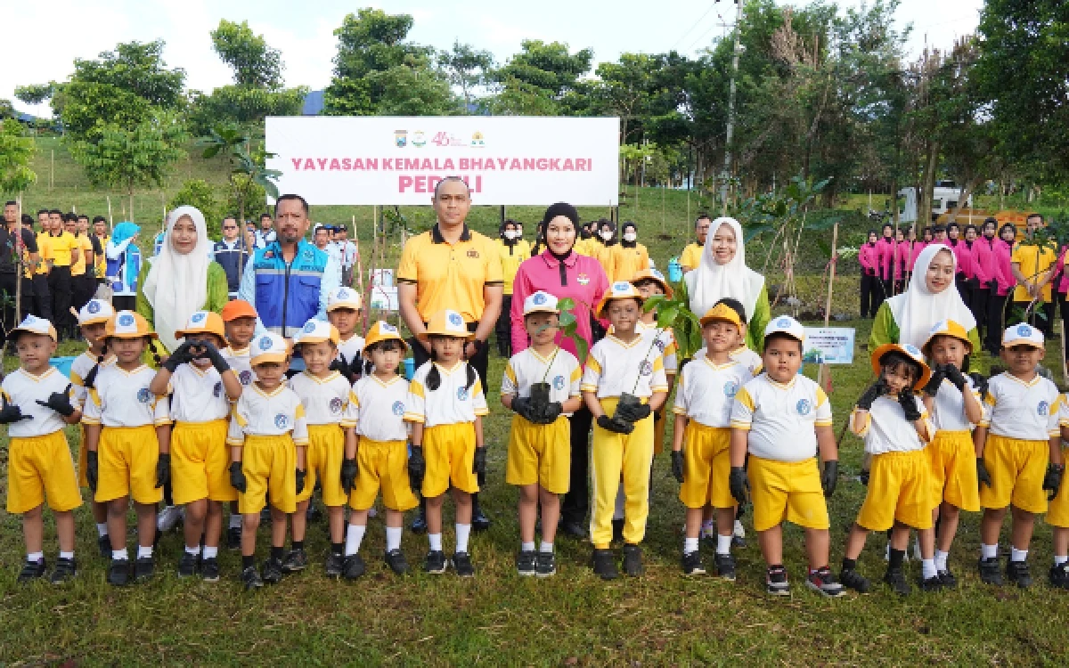 Thumbnail Berita - Peringati Hari Bumi, Polresta Malang Kota Tanam 250 Pohon di TPA Supit Urang