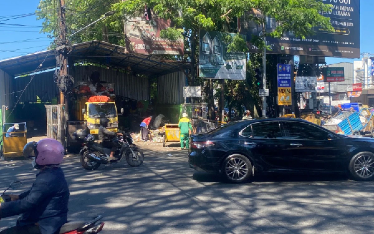 Thumbnail Berita - Dianggap Mengganggu Pengguna Jalan, DLH Bakal Pindahkan TPS Jalan Sulfat Malang