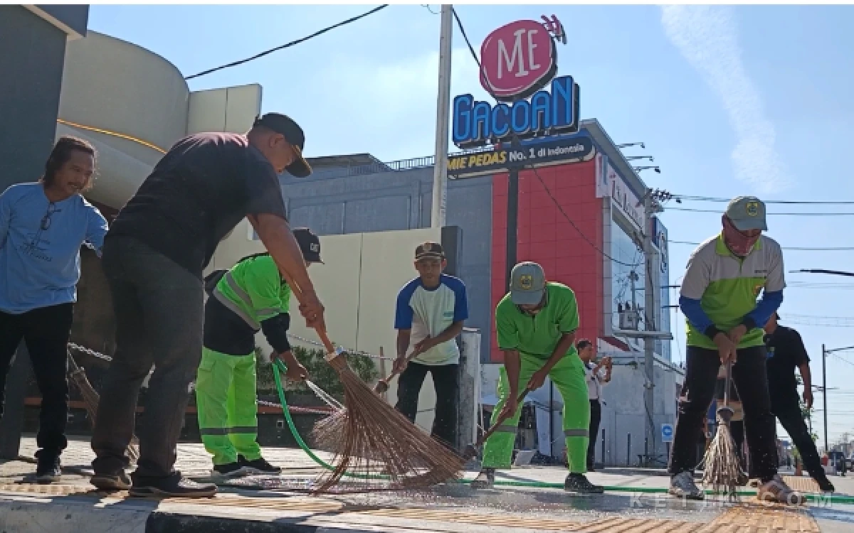 Thumbnail Berita - Jumat Bersih Rutin, DLH Pemalang Ajak Warga Jaga Kebersihan Citywalk