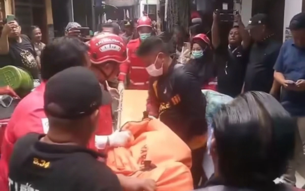 Thumbnail Berita - Penemuan Jenazah di Simokerto, Petugas Lakukan Evakuasi ke RS Bhayangkara Surabaya