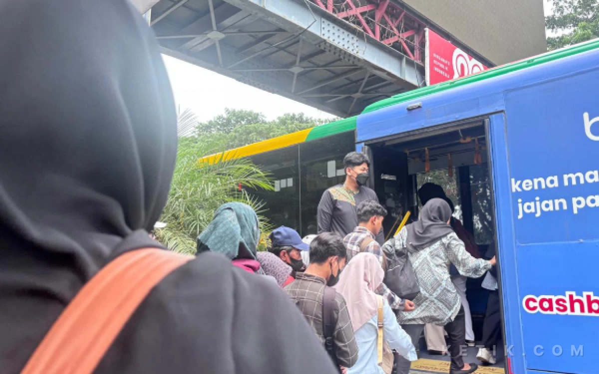 Foto Antrian bus TransJatim mulai bergerak maju setelah penumpang turun di Halte Dukuh Menanggal pada sore hari. (Foto: Dina Elwarda/Ketik.com)