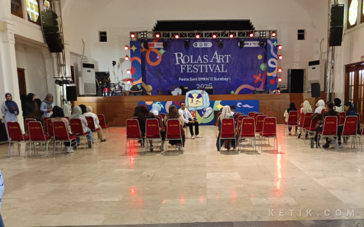 Foto Suasana panggung utama Rolas ART Festival 2026 di Balai Pemuda, Surabaya (Rahmad Gatut M/Ketik.com)