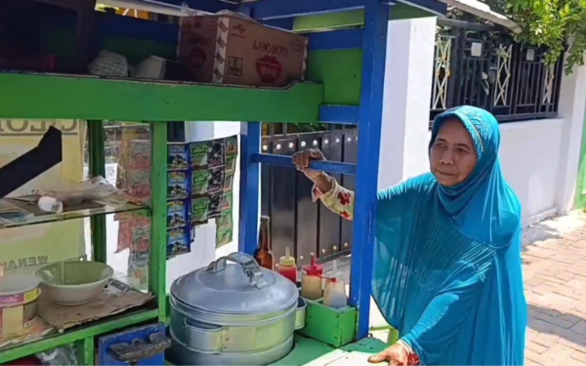 Foto Keseharian Mislicha sebagai penjual cilok di rumahnya. (Foto: Dokumentasi pribadi)