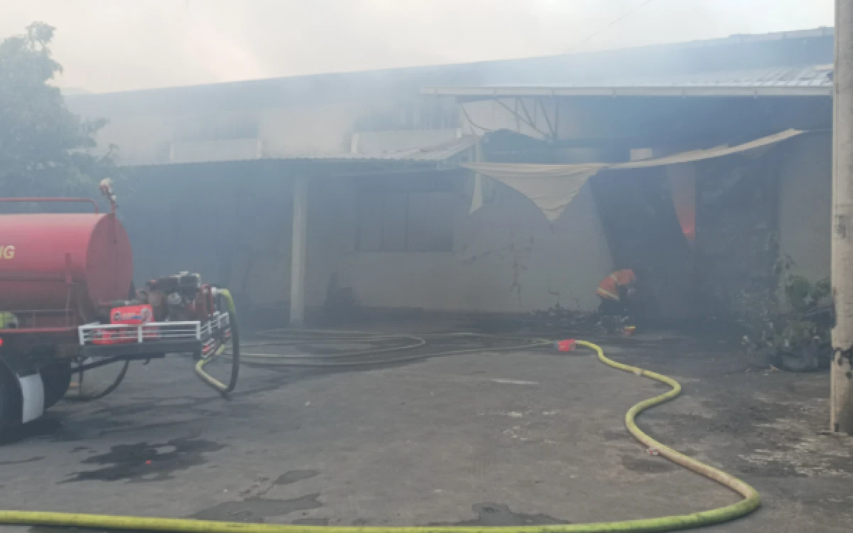 Foto Petugas Damkar Kota Malang saat berupaya memadamkan kebakaran gudang pabrik rokok di Jalan Mayjen Sungkono Kecamatan Kedungkandang Kota Malang pada Jumat, 24 April 2026 (Foto : Kukuh / Ketik.com)
