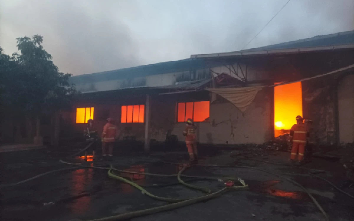 Thumbnail Berita - Gudang Pabrik Rokok di Kota Malang Terbakar, Lima Mobil Damkar Diterjunkan