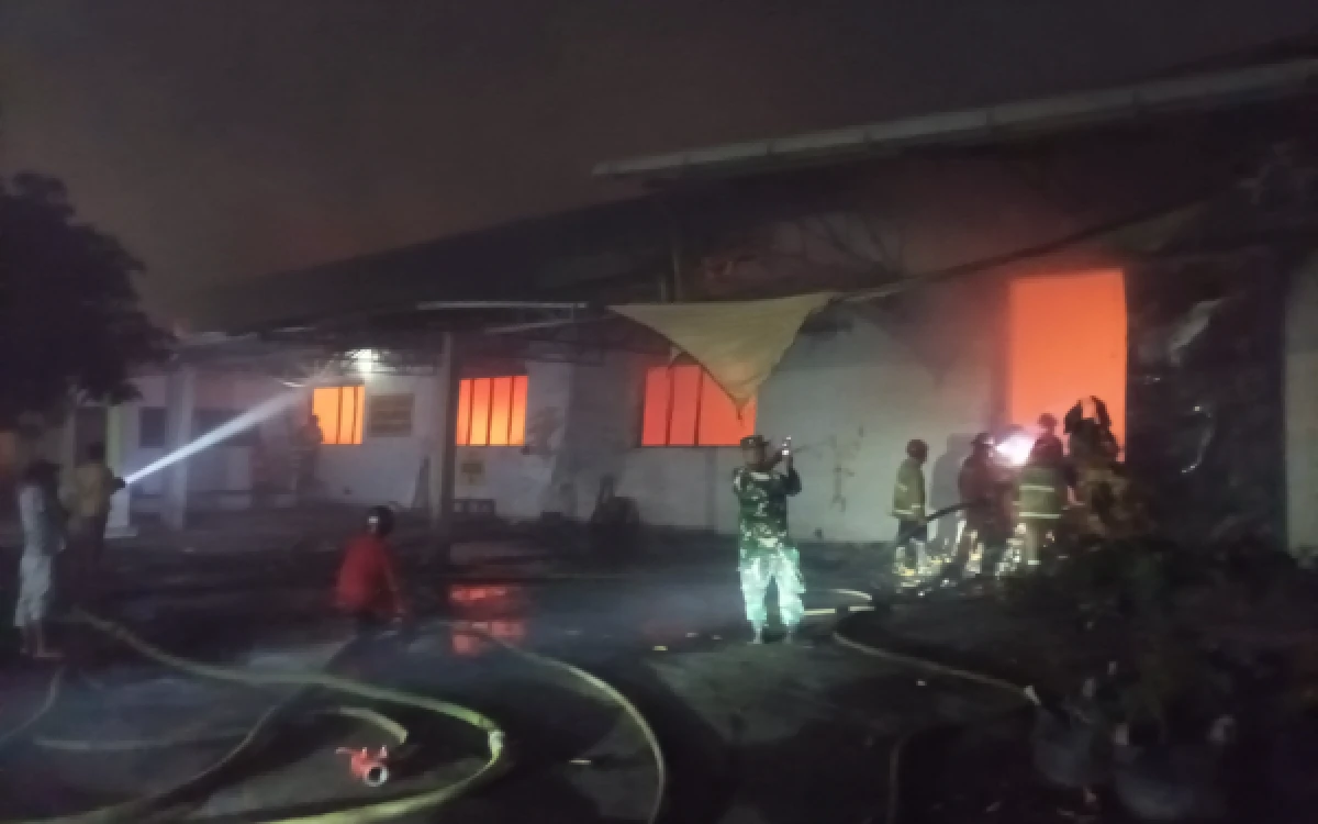 Thumbnail Berita - Pemadaman Kebakaran Gudang Pabrik Rokok di Malang Masih Berlangsung! Ini Kata Polisi