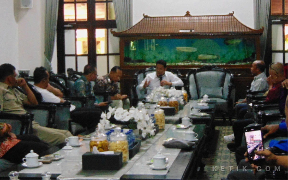 Foto Bupati Subandi menyampaikan persetujuan untuk berbagai permintaan perwakilan buruh Sidoarjo  saat berdialog di Pendopo Delta Wibawa pada Jumat (24 April 2026). (Foto: Fathur Roziq/Ketik.com)