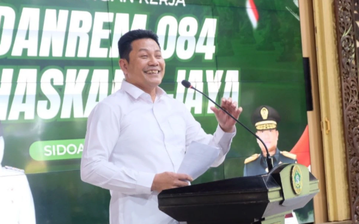 Foto Bupati Subandi menyampaikan sambutan hangatnya atas kunjungan kerja Danrem 084/Bhaskara Jaya Brigjen TNI Kohir, Dandim Sidoarjo Letkol Shobirin Setio Utomo, dan jajaran. (Foto: Kominfo Sidoarjo)