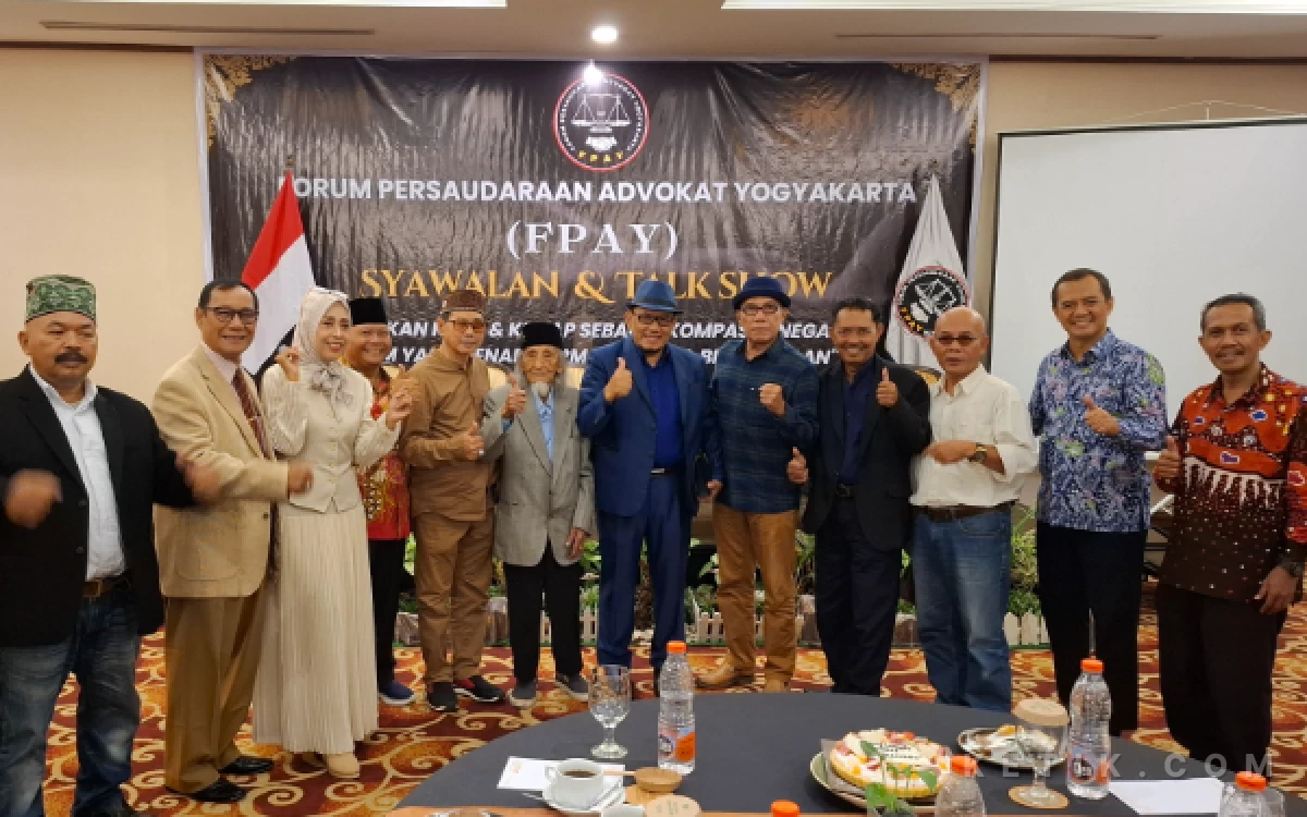 Foto Layung Purnomo (kedua dari kanan) foto bersama tokoh advokat Yogyakarta lainnya. Kehadiran para praktisi hukum senior ini menegaskan komitmen mereka untuk menjadikan FPAY sebagai role model solidaritas dan barometer advokasi nasional yang guyub dan bermartabat. (Foto: Fajar R/Ketik.com)