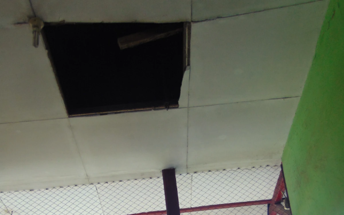 Foto Atap SDN Kemantren 1 Tulangan yang ambrol saat anak-anak berdoa di dalam kelas. (Foto: Fathur Roziq/Ketik.com)