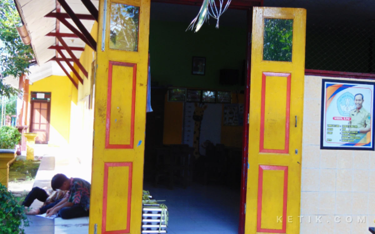 Foto Pintu kuno ruang kelas di SDN Kemantren 1 Tulangan yang disebut-sebut peninggalan zaman Belanda. (Foto: Fathur Roziq/Ketik.com)