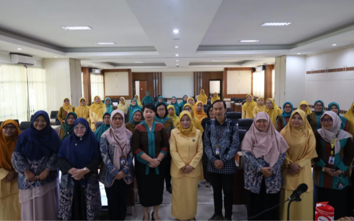 Foto Ibu PAUD Kabupaten Sleman, Parmilah Harda Kiswaya, bersama jajaran pengurus Pokja PAUD dan Perkumpulan Penyelenggara PAUD (PP-PAUD) Kabupaten Sleman usai mengikuti Pelatihan Keterampilan Pengasuhan Anak Generasi Alpha.(Foto: Prokompim Sleman for Ketik.com)